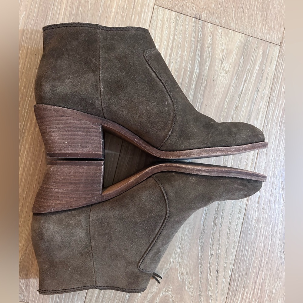 Madewell Janice Suede Bootie in darkest olive - Picture 7 of 8